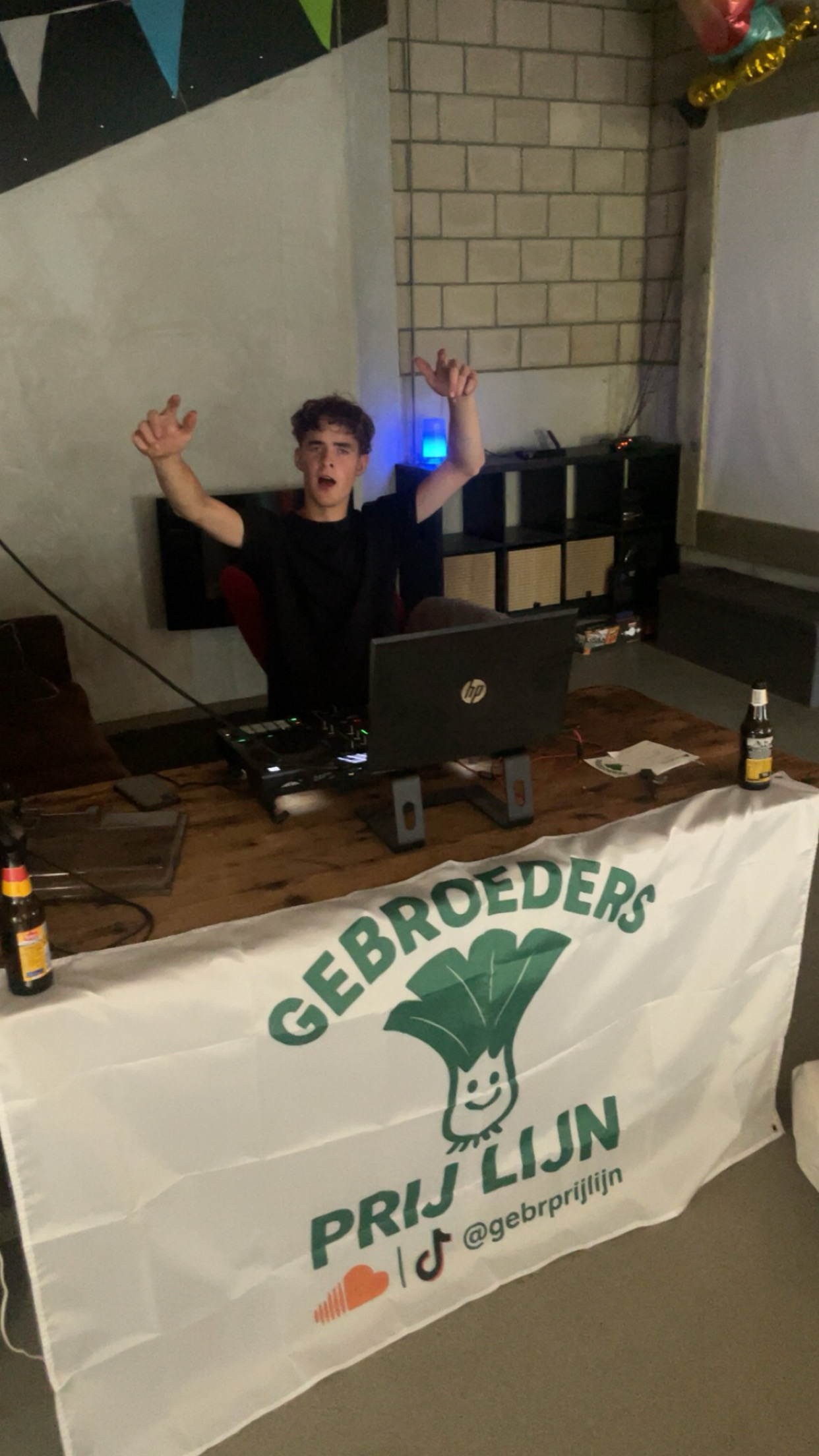 Gebroeders Prijlijn aan het draaien achter de DJ-set